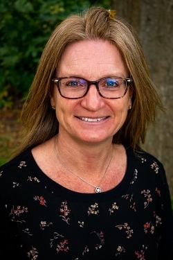 headshot of Kelly Cho, senior social worker